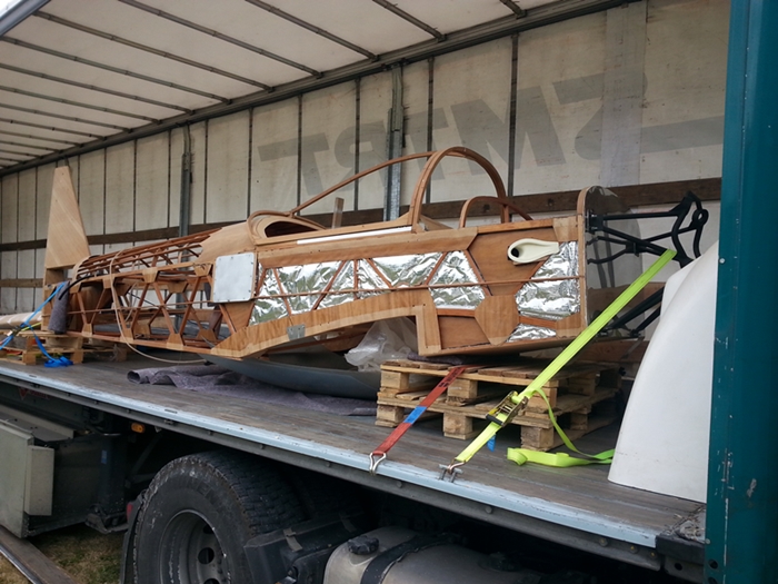 Transport du fuselage et de l'aile vers sa nouvelle base : LFEM